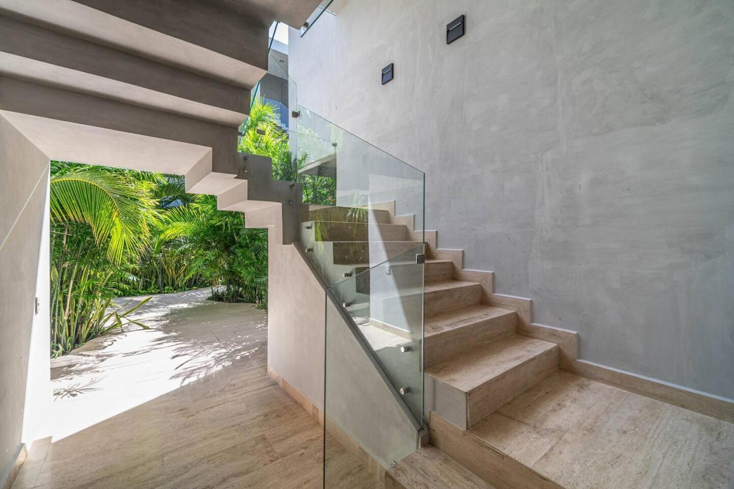 1 Bd Luxury With Balcony In Trendy La Veleta