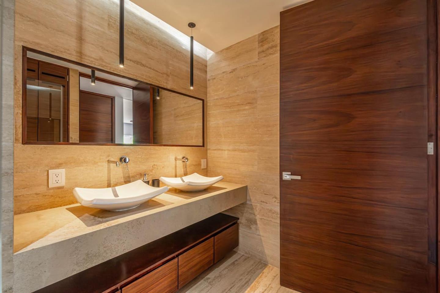 1 Bd Luxury With Balcony In Trendy La Veleta Holiday home